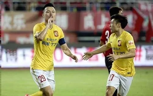 郜林扔鞋砸球迷究竟是怎么回事