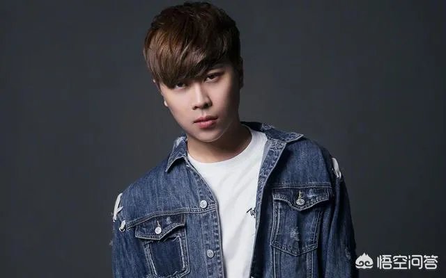 时隔一年多，昔日主播卢本伟正式复出，微博再发动态，竟被百万人转载，对此你怎么看？