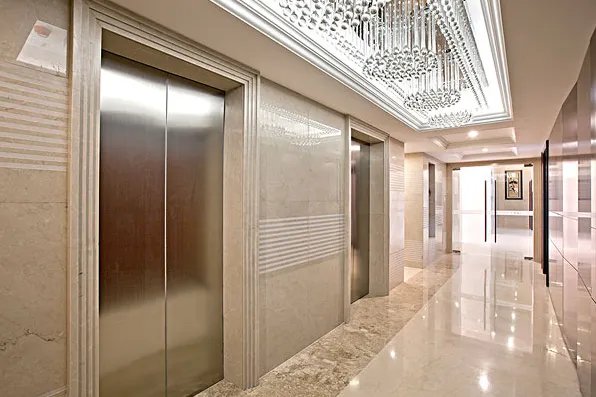 为什么在很多电梯里，都会放着一块镜子呢？