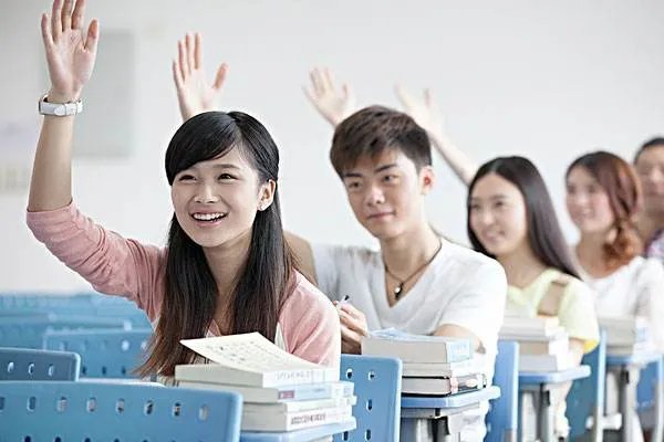 超一本线不敢算学费女孩获资助，女孩不能申请助学贷款吗？