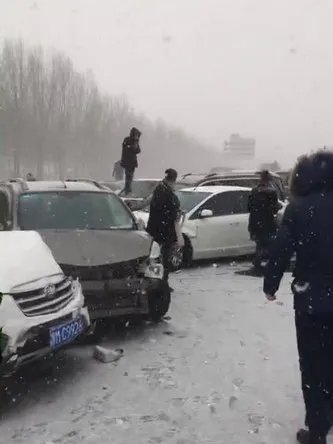 哈伊高速多车相撞是怎么回事？