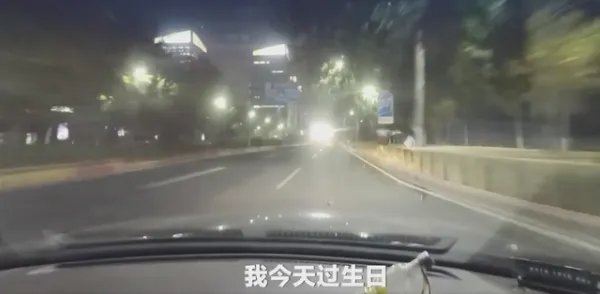 生日当天,女孩半路被叫回加班崩溃痛哭,你能理解她当时的心情吗?