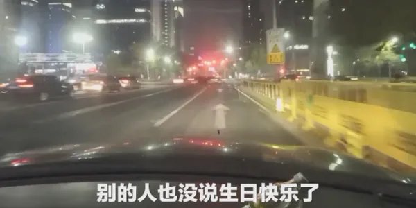 生日当天,女孩半路被叫回加班崩溃痛哭,你能理解她当时的心情吗?