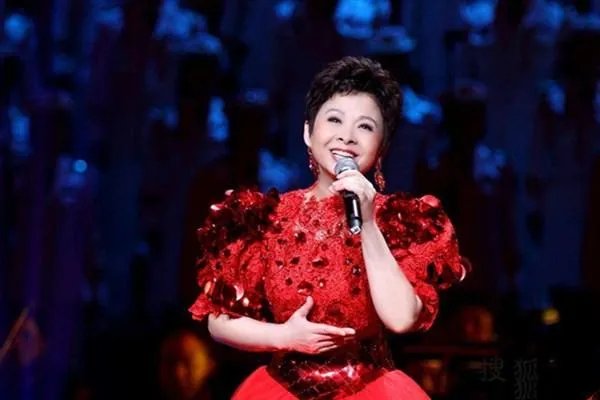 女高音歌手董文华近照被赞年轻气质佳，娃娃脸的她为何57岁都不显老？