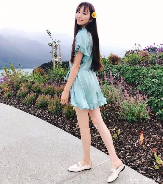 吴佩慈戴钻戒和男友现身秀恩爱，可纪晓波的表情让人忧心，为什么呢？