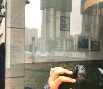 醉汉当街持刀袭击两女子，退伍军人刀下救人，为何有网友说这样防卫过当？