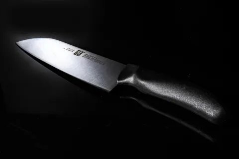 用菜刀砍伤人是否触犯刑法