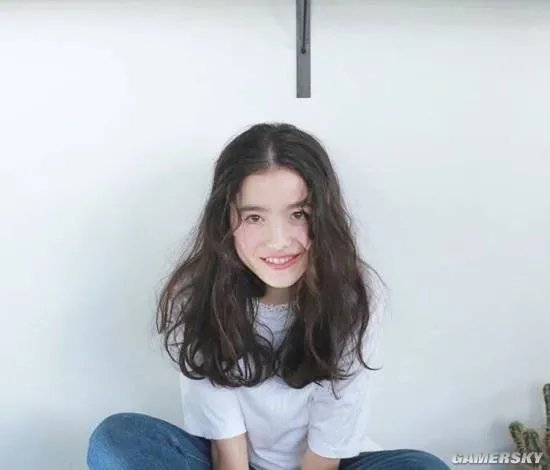 笑容甜美惹人爱 13岁日法混血模特萌照逆天了