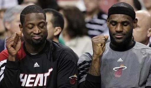 湖人生涯首次缺阵的詹姆斯在家看起了韦德和猛龙队的比赛直播，对此你怎么看？