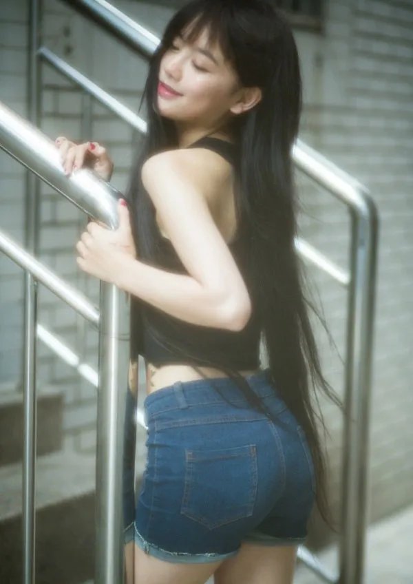 南笙姑娘《男人装》大尺度写真 性感唯美露酥胸