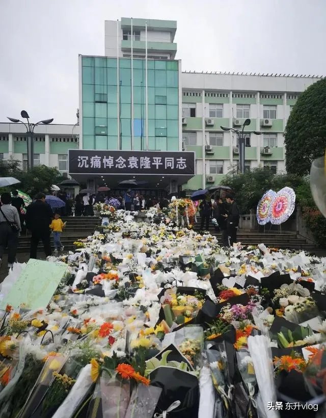 袁隆平院士逝世，为什么张庭照常直播被网友骂哭？