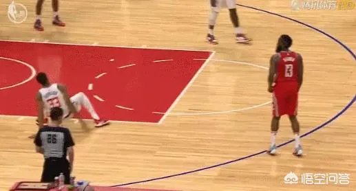 哈登“死亡后撤”晃飞韦斯利约翰逊3米远，王之蔑视对手5秒后三分命中，什么水平？