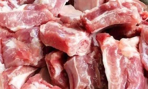 山东一男子买了五斤排骨，煮熟后却呈现鸡皮状，这究竟是鸡肉还是排骨？