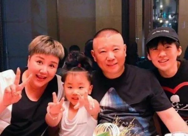 与最穷郭德纲离婚，丢弃郭麒麟远走国外，胡中惠如今怎样了？