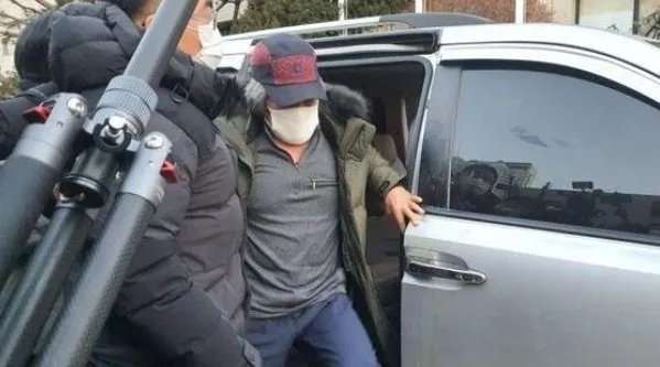 素媛案罪犯赵斗淳出狱回家画面曝光,为何他的手里一直握一个橘子?