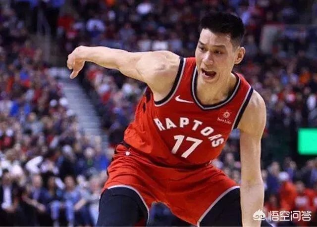 猛龙VS尼克斯比赛结束后,林书豪急不可耐和一人合影引中国球迷轰动,她是什么来历?