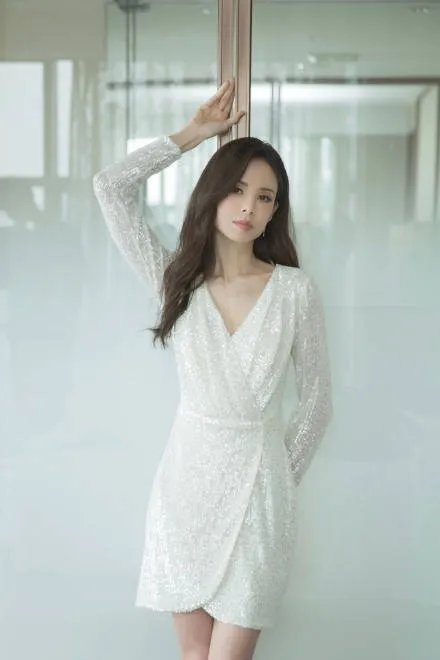 李若彤穿17岁时同款校服 54岁的神仙姐姐身材仍少女