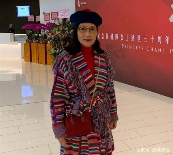 汪明荃在后台挽手老公合影，皮肤焉黄，她73岁的状态真实吗？