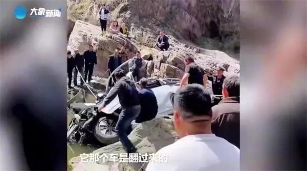 山西一辆电动汽车坠崖 该事故造成车内多人死亡