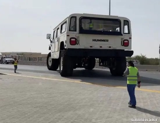 世界最大悍马亮相 车长14米高6.6米