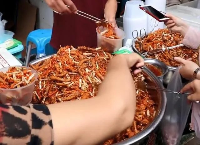 研究生菜市场摆摊卖鸡爪：坚信能做大 收入比坐班高