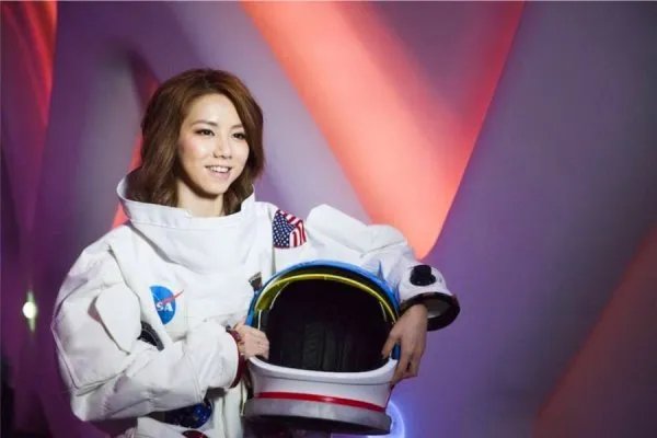 天后林忆莲为什么不喜欢邓紫棋？因为抢占她的资源吗？