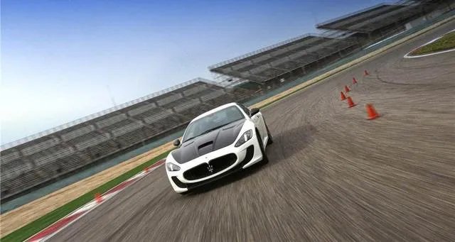 赛道驾驶和街道驾驶相比哪个更危险？