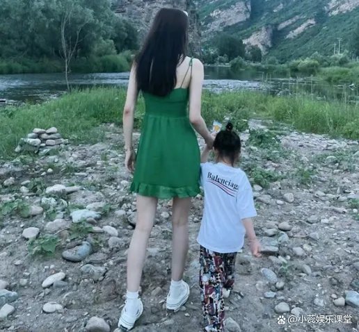 孙怡携女儿出游美腿抢镜,4岁大福长高不少,母女俩颜值怎么样?
