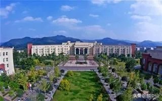 南充职业技术学院好还是成都文理学院好？