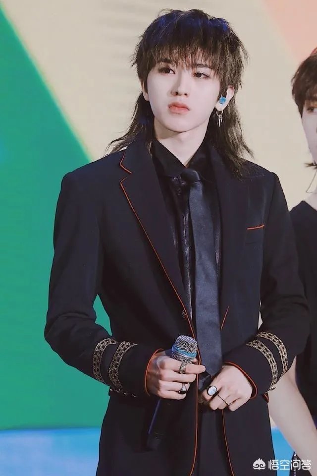 如何看待范丞丞当众叫粉丝“老婆”的行为?