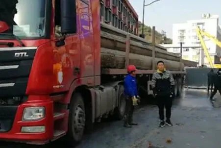 杭州西溪路人行道塌陷疑似2人失联，你认为路面安全该如何解决？