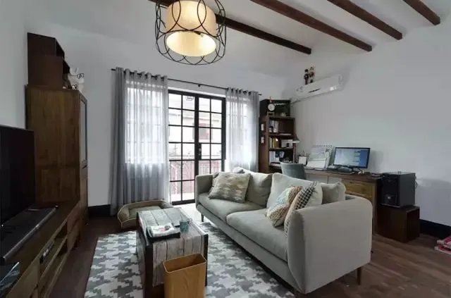 客厅和阳台窗帘如何装,看完才恍然大悟!