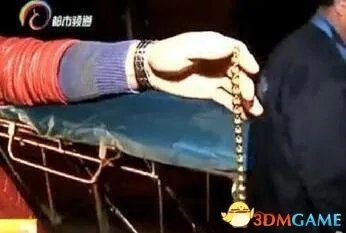 男子当街遭抢劫 极力反抗以1敌8打昏1人夺回财物