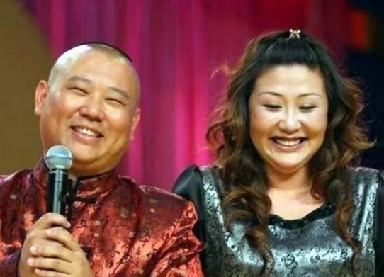 与最穷郭德纲离婚，丢弃郭麒麟远走国外，胡中惠如今怎样了？