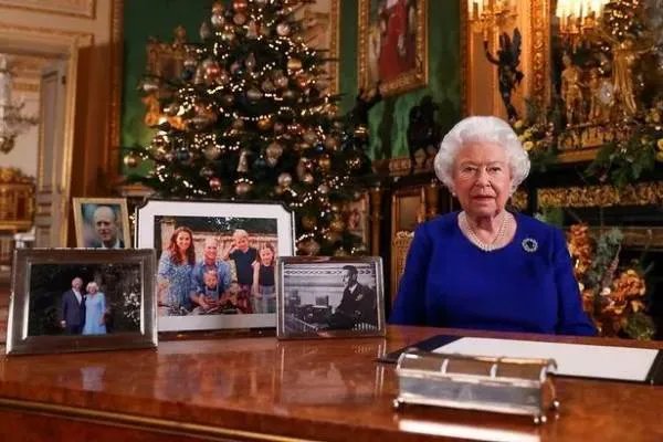 英女王圣诞致辞照片曝光，起桌上的照片为何少了哈利和梅根？