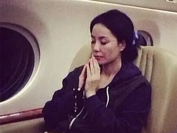 48岁的王菲最近露面被狗仔曝高龄产子是真的吗？