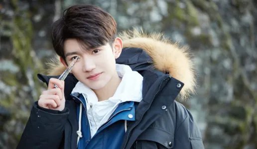 王源晒波士顿与GAI合照，为何远离娱乐圈王源过的更好了？