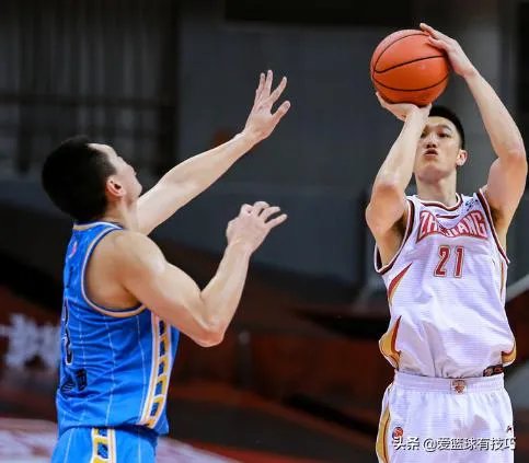 北京92:90险胜浙江，林书豪罚球绝杀存在争议，这球犯规了吗？