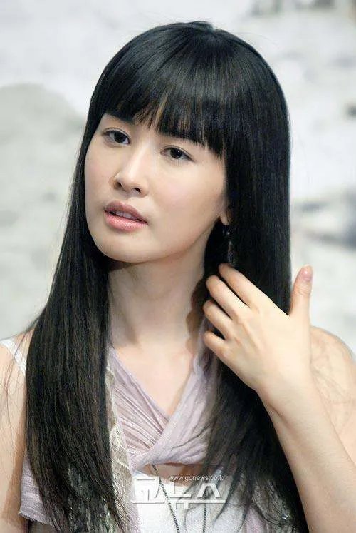 女名星露出姨妈纸巾走光图片