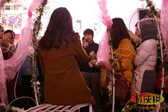 厦门土豪为求婚买千双鞋 为女友换上“水晶鞋＂