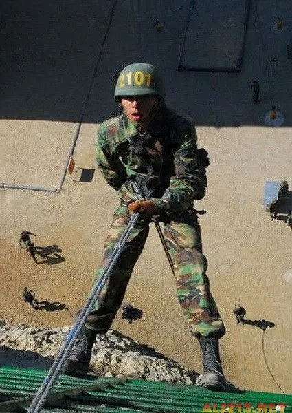 宋钟基军装照清瘦外型 韩星军装照大比拼