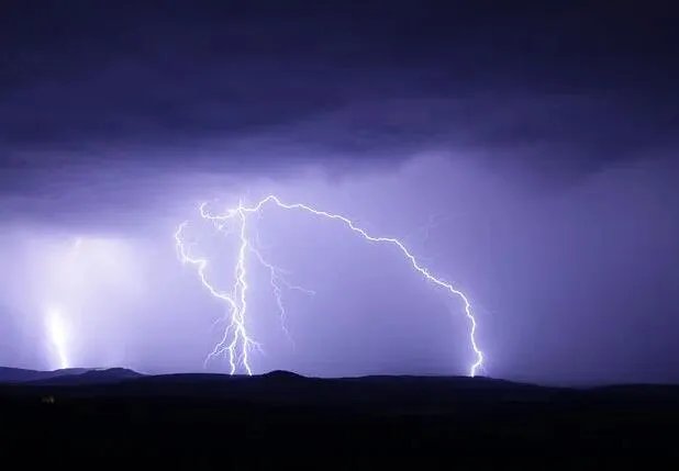 一道闪电大约相当于多少度电 一道闪电大概有几度电