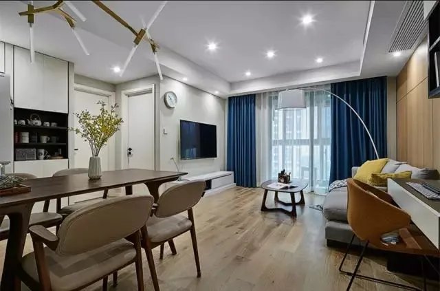 客厅和阳台窗帘如何装,看完才恍然大悟!