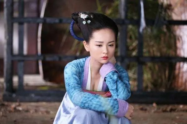 身份是个谜的邓莎老公和邓莎是怎么在一起的?