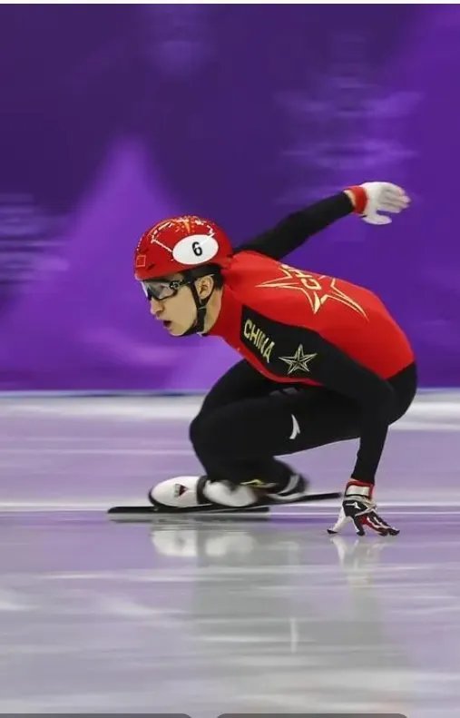 武大靖500米出局无缘卫冕，如何评价他的表现？