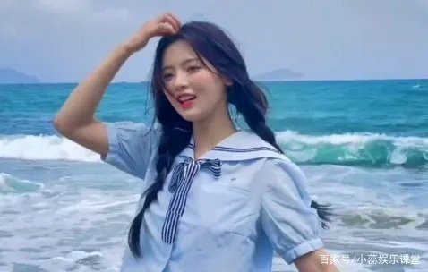 杨超越海边写真造型曝光，她的时尚表现力如何？