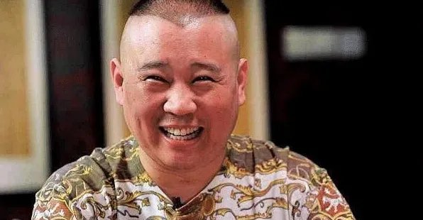 与最穷郭德纲离婚，丢弃郭麒麟远走国外，胡中惠如今怎样了？