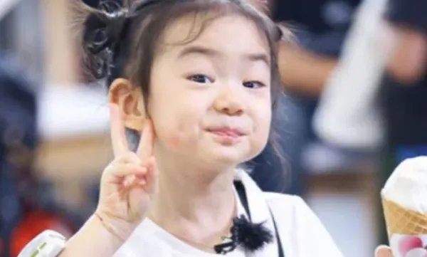 戚薇女儿已经4岁了！你知道Lucky的国籍吗？