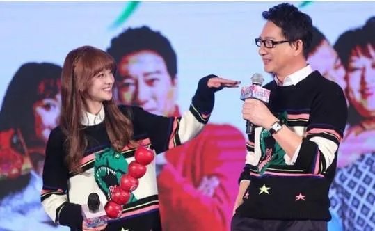 郑爽爸爸开火锅店引网友质疑，爸爸借女儿之名开店有错吗？