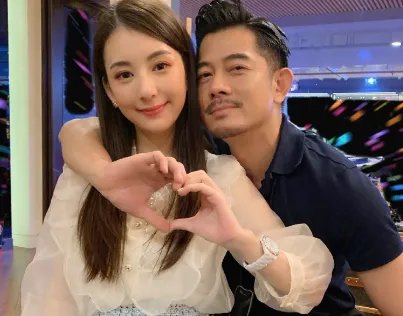 郭富城被曝让媳妇带着孩子坐经济舱，引发网友热议，你觉得他太抠门吗？